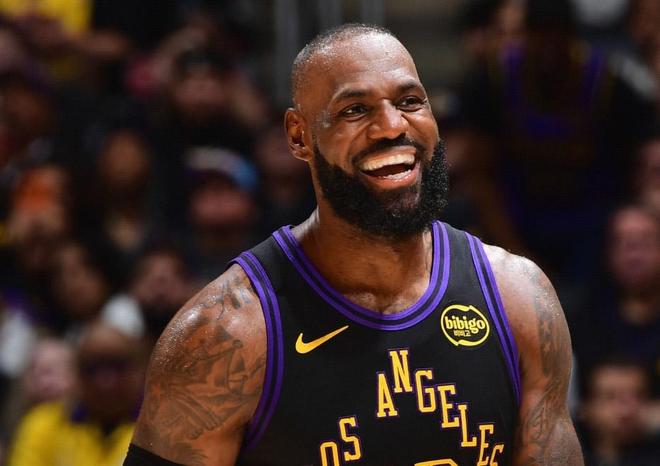 又伤了？美记：詹姆斯因脚部伤情，将缺席湖人对鹈鹕的比赛