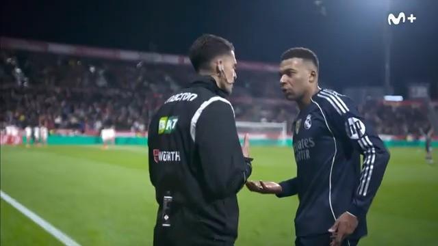 姆巴佩与维尼修斯场上紧张互动 