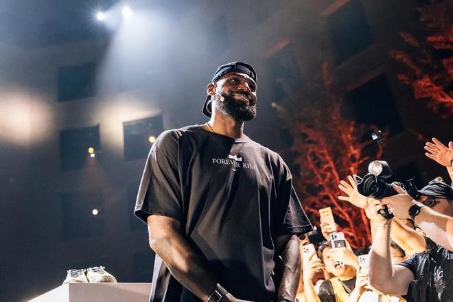 39岁詹姆斯还在刷新历史！末节上双391次断层领跑联盟 多名巨星追不上 这纪录或将成为NBA永远的神