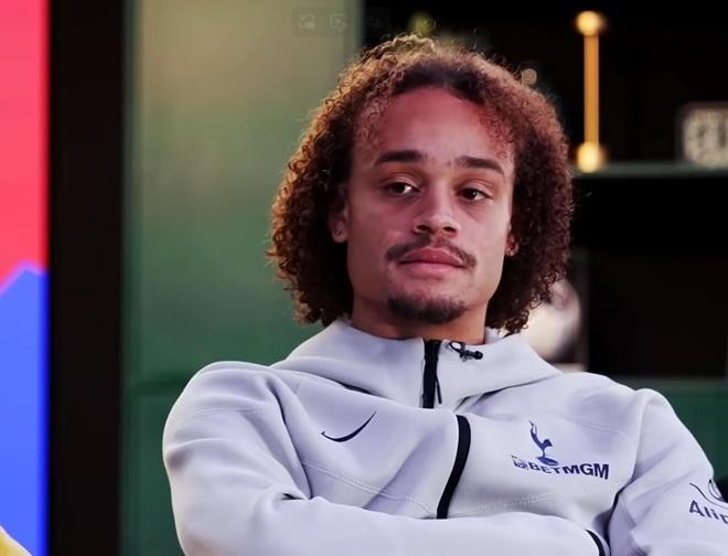 哈维-西蒙斯讲述跨国足球成长路：16岁初入巴黎一线队，如今英超逐梦