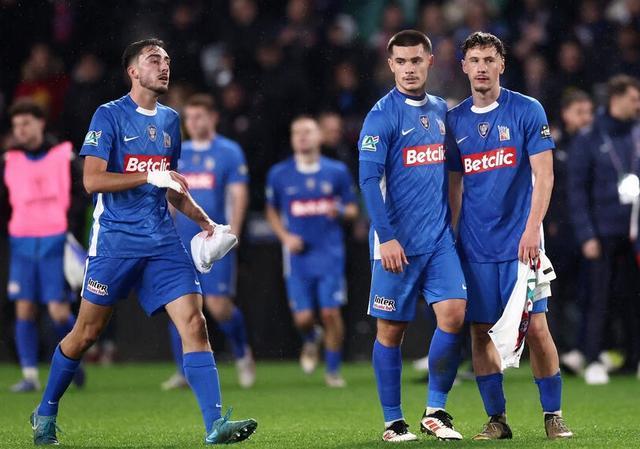 法国杯温情瞬间：业余球队球员赛后争相索要巴黎球衣