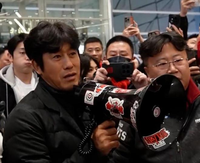 成都球迷送别功勋主教练徐正源，现场温情满溢