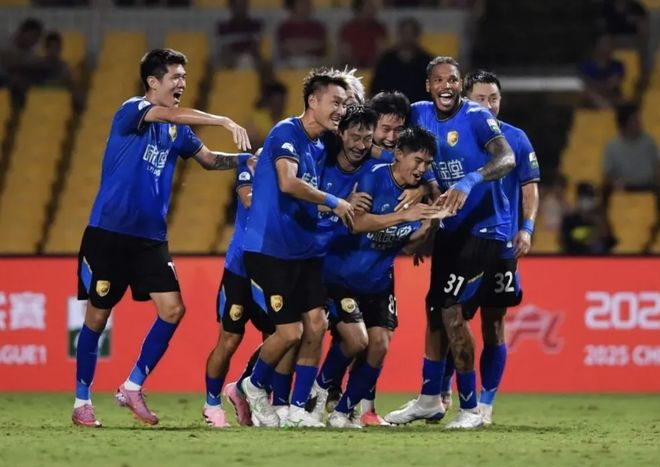 大连鲲城欠薪问题引关注，超20人向中足联举报