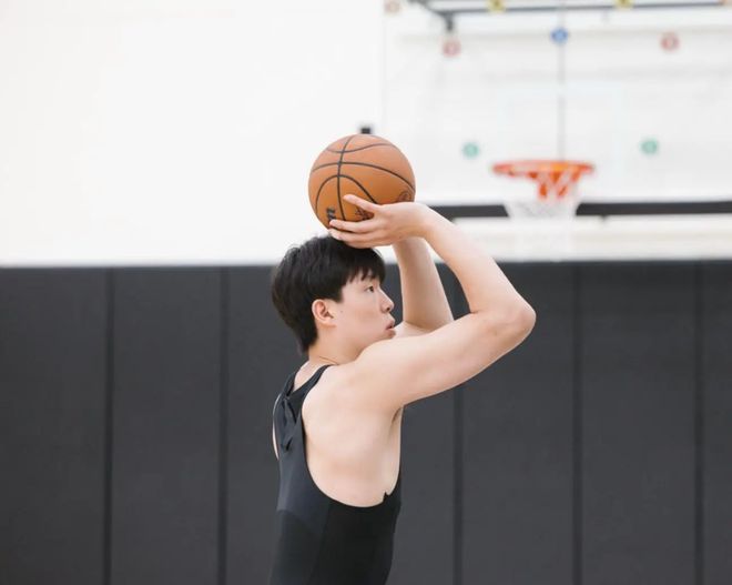 开拓者杨瀚森背靠背获出场机会 主帅首次称赞