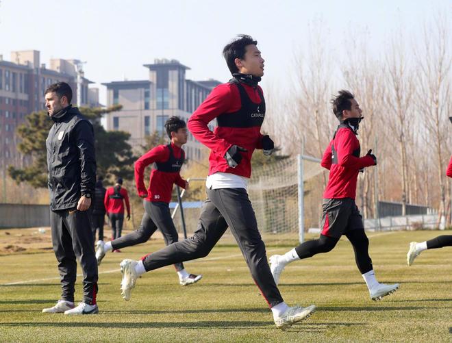 中超转会动态：上海申花官宣首个引援，深圳新鹏城锁定李申圆