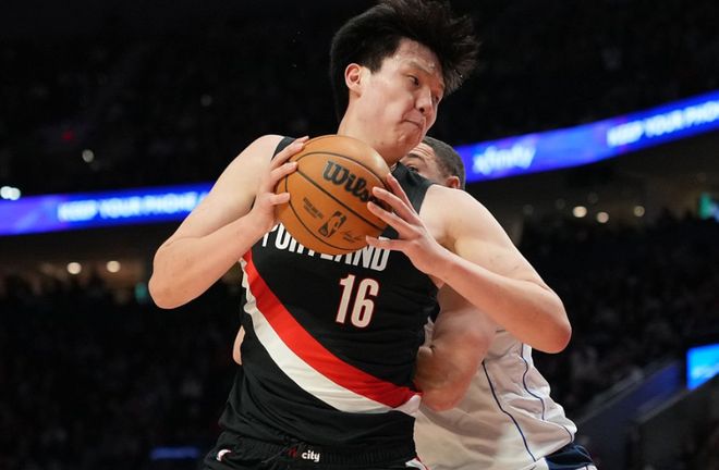 开拓者媒体人称赞杨瀚森罚球稳定性，呼吁给予年轻球员更多时间