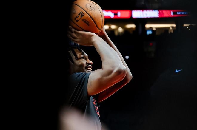 开拓者险胜火箭 多里安-芬尼-史密斯表现平庸引关注