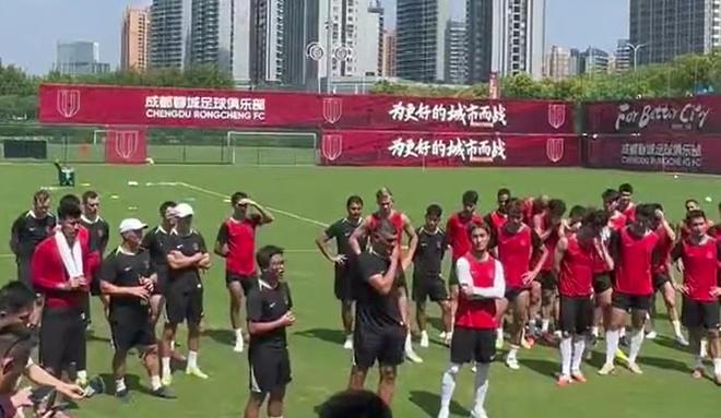 阿洛伊西现场喊话：成都蓉城冲冠目标不变,队呼吁球迷永不放弃