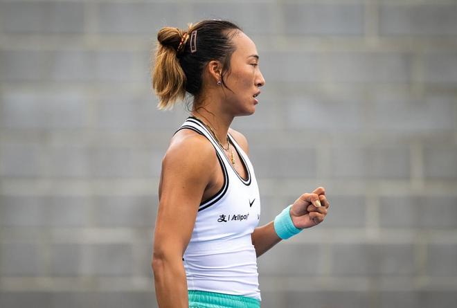 郑钦文2-1逆转晋级美网正赛！决胜盘送蛋横扫，时隔一年再战纽约